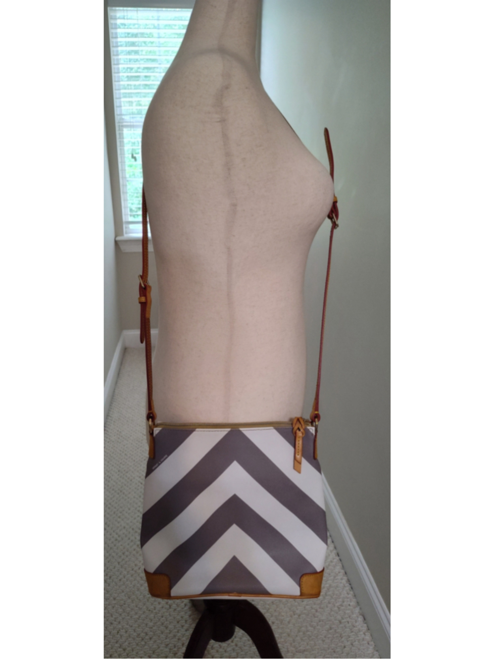 Women's Dooney & Bourke Chevron Crossbody Bag One Size Grey White - Picture 3 of 9